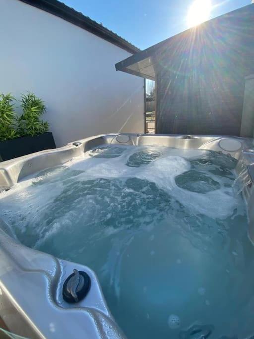 Villa Avec Jacuzzi Proche De La Mer Et Du Centre بارْباتْرْ المظهر الخارجي الصورة